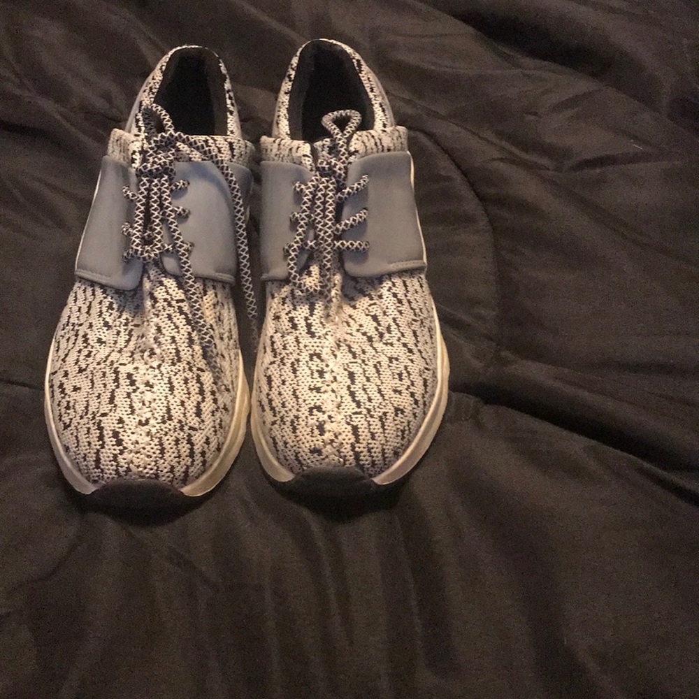 Tennis shoes
